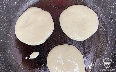 Смазываем сковородку растительным маслом и выкладываем ложкой блины.