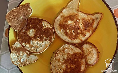 Блюдо можно подавать как с сиропом, со сгущенкой или сметаной, так и самостоятельно. Я не использую дополнительных сиропов, дети с удовольствием сьедают их просто так! Иногда готовлю блинчики в форме зверушек: густоватое тесто позволяет нам это сделать.