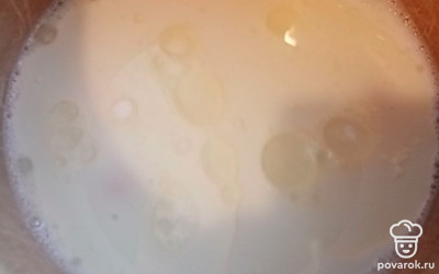 Смешать воду, молоко, яйца, масло. Взбить миксером или венчиком. 