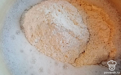 Всыпать муку и сахар. Замесить тесто. 