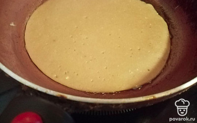 Жарить с двух сторон на хорошо разогретой сковороде. 