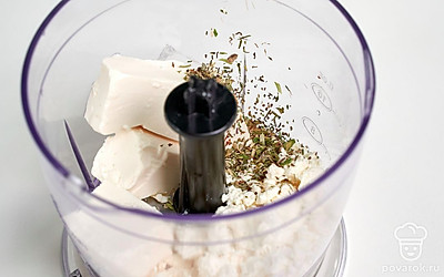 Приготовьте начинку. При помощи блендера смешайте творог, сыр фета и прованские травы до кремообразного состояния. Оставьте начинку на несколько минут настояться.