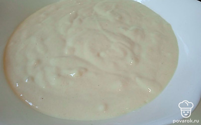 Из кефира, муки, сахара, соды, щепотки соли и одной столовой ложки растительного масла замесите блинное тесто.