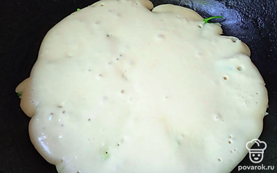 Залейте грибы и зелень тестом. 