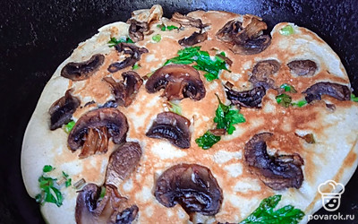 Через минуты две переверните блин. Обжарьте блин еще 2 минуты.