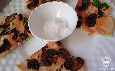 Подавайте со сметаной.