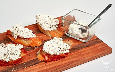 Приготовьте тосты. На разогретом растительном масле на среднем огне обжарьте кусочки багета по 1 минуте с каждой стороны. Выложите на тосты начинку.