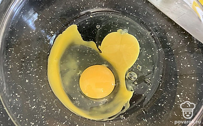 Разбить в пиалу яйца.