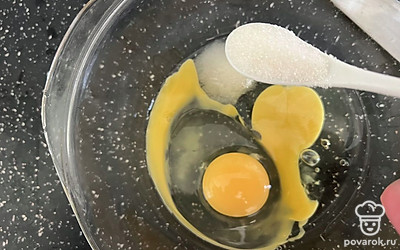 Засыпать сахар.