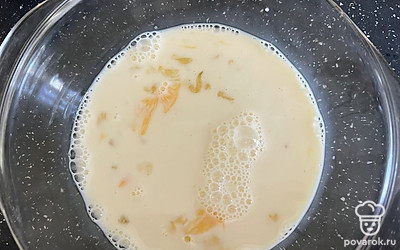 Влить молоко, перемешать.