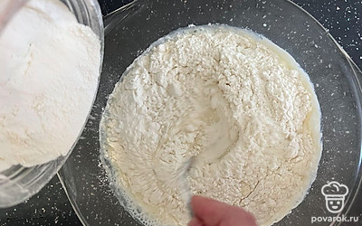 Медленно всыпать муку, переодически помешивая, чтобы не образовались комочки.