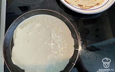 Вылить тесто на сковороду и обжарить с двух сторон.