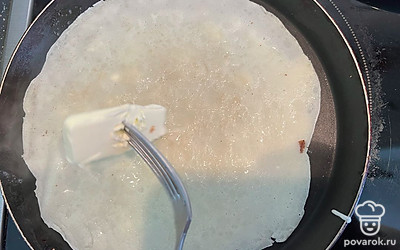 Каждую сторону смазать сливочным маслом.