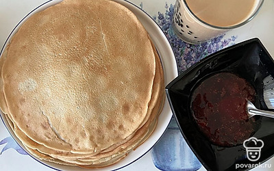 Подать ванильные блинчики с кофе и земляничным вареньем.