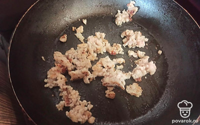 Фарш обжарьте на подсолнечном масле в течение 5 минут.