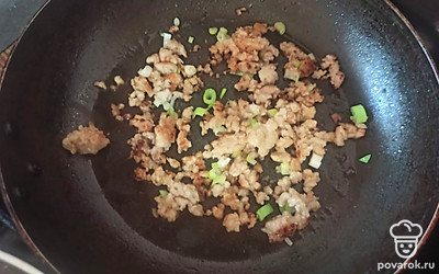 Добавьте нарезанный зеленый лук, 50 миллилитров воды и тушите в течение 10 минут на медленном огне под крышкой. Посолите по вкусу.