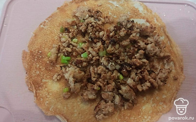 Выложите фарш на блинчик.