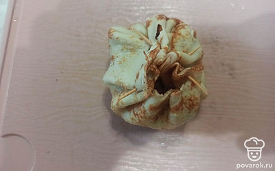 Сделайте из блинчика мешочек и проткните сверху зубочистками, чтобы начинка не выпадала.