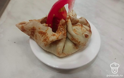 Подавайте порционно, украсив долькой помидора.