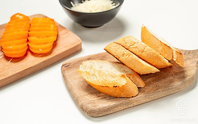 Поджарьте тосты из багета. Нарезанные кусочки багета поджарьте на сухой сковороде с двух сторон до образования хрустящей корочки.