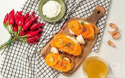 Тосты из багета украсьте свежей зеленью и подавайте к столу.