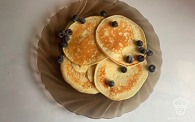 Подавайте на стол с вкусными сезонными ягодами, ведь так гораздо аппетитнее.