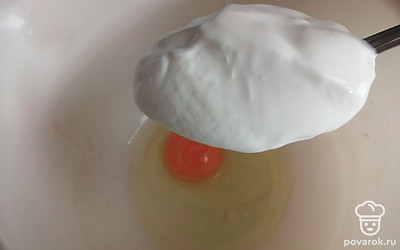 В глубокую чашу разбиваем яйцо и добавляем сметану. Хорошо перемешиваем. 