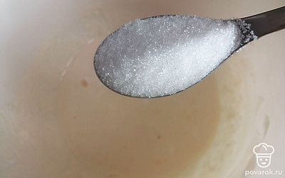 Всыпаем сахар и соль. 
