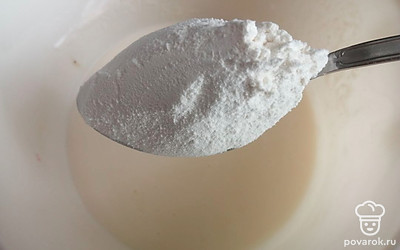 Добавляем муку. Хорошо перемешиваем венчиком. 