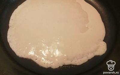 Выливаем смесь на хорошо разогретую сковороду. Жарим по 2 минуты с каждой стороны. 