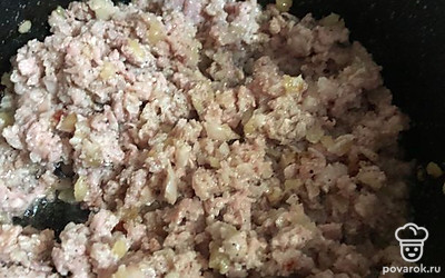 Ставим на плиту фарш. Делаем в это время тесто на блины.