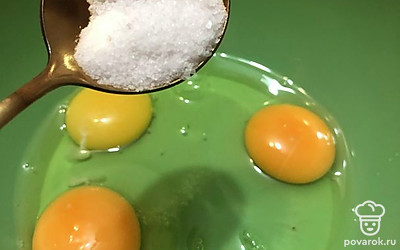 Разбиваем яйца, добавляем соль и масло. Взбиваем хорошенько.