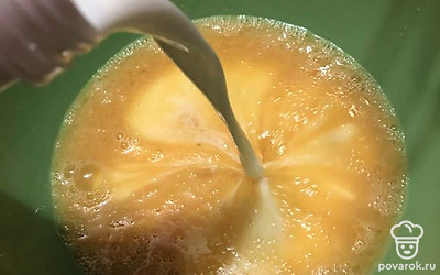 В эту смесь добавляем молоко и воду. Все перемешиваем венчиком.