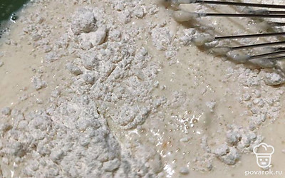 Теперь вводим постепенно муку, замешиваем равномерное тесто без комочков.