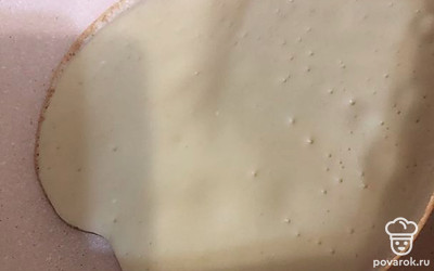 На низком огне выпекаем блины.