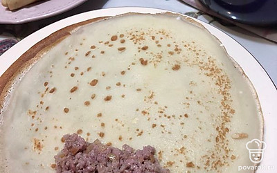 Теперь заворачиваем в каждый блинчик неполную столовую ложку фарша.