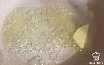 На сковороде растапливаем кусочек сливочное масла.