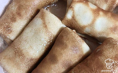 Выкладываем блины, обжаривая их с двух сторон.