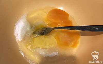 В миску разбить яйца, добавить сахар и соль. 