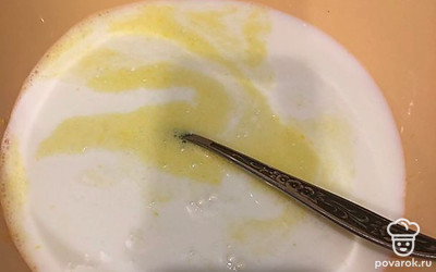 Добавить молоко и сливочное масло, хорошо перемешать.