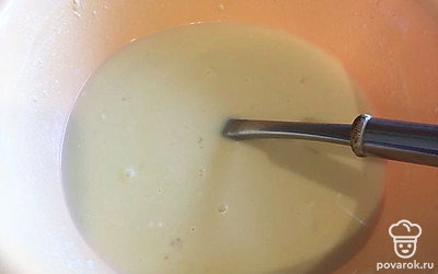 Всыпать муку, размешать все комочки.