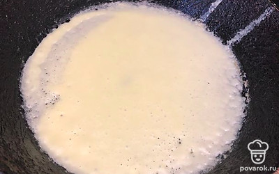 Раскалить сковороду, смазать растительным маслом и налить блинное тесто. Выпекать с одной стороны.