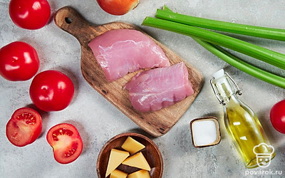 Помойте мясо индейки, обсушите. Ополосните помидоры, лук и сельдерей. Лук очистите от шелухи.