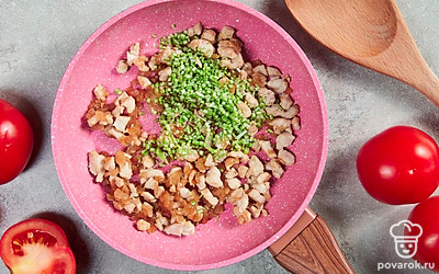 Приготовьте начинку. Лук накрошите. В сковороду налейте столовую ложку масла и обжарьте лук до золотистой корочки. Переложите лук в отдельную посуду. В эту же сковороду влейте еще одну столовую ложку масла и обжарьте индейку до готовности, посолив ее. Остудите мясо. Сельдерей мелко нарежьте. В глубокой емкости смешайте все ингредиенты.