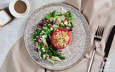 При подаче посыпьте помидоры кунжутом.