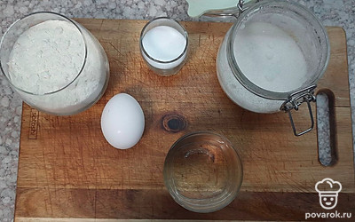 Подготовить все ингредиенты. Воду для блинчиков лучше брать кипяченую и теплую. Яйцо предварительно помыть в проточной воде.