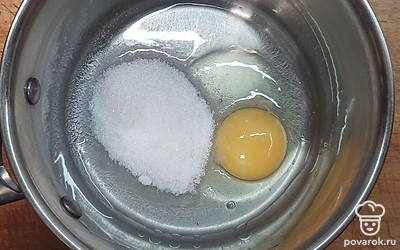 В глубокую емкость разбить яйцо, добавить 2 столовые ложки сахара и щепотку соли. Затем все хорошо перемешать. 