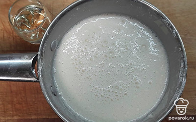 Влить теплую кипяченую воду и хорошо перемешать. Постепенно к массе добавить муку и хорошо перемешать, чтобы не было комочков. Дать тесту настояться 5-7 минут.