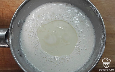 Перед жаркой блинов добавить к тесту 2 столовые ложки растительного масла. Это необходимо, чтобы наши блинчики не прилипали к сковороде.