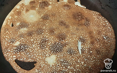 Разогреть сковороду, смазать растительным маслом, поварешкой разлить на сковороду равномерным тонким слоем тесто и обжарить с двух сторон до готовности.